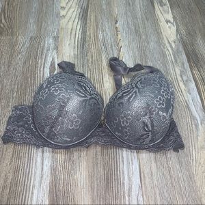 Daisy  Fuentes beautiful lace push-up bra 40C